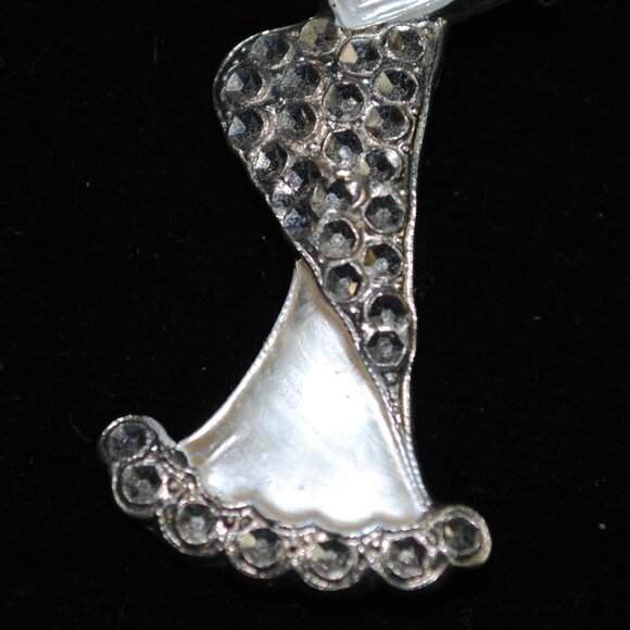 Vintage Strolling Victorian Lady with Parasol Figural Brooch with Enamel Paint - Picture 3 of 6